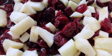 пирог дровосека с клюквой, яблоками и кокосовым топпингом