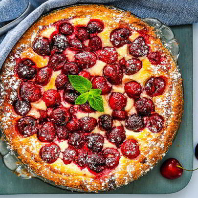 Пирог из черешни с творогом