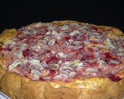 Пирог из клубники в мультиварке