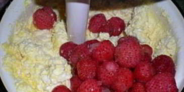 пирог из клубники в мультиварке