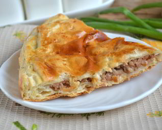 Пирог мясной из слоеного теста