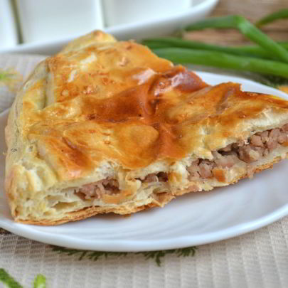 Пирог мясной из слоеного теста