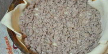 пирог мясной из слоеного теста