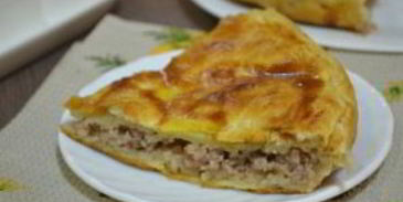 пирог мясной из слоеного теста