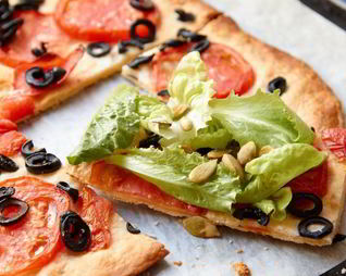 Пирог с томатами и салатом