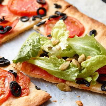 Пирог с томатами и салатом