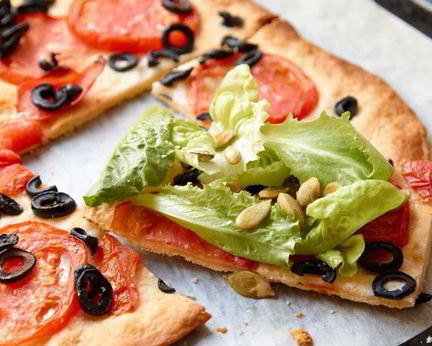 Пирог с томатами и салатом