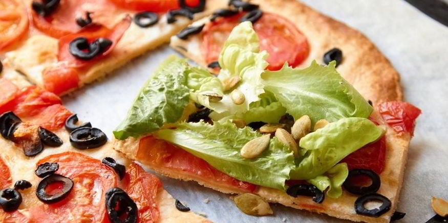 Рецепт пирога с томатами и салатом