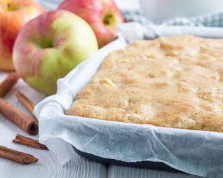 Пирог с яблоками и корицей