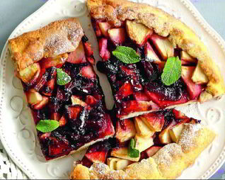 Пирог с яблоками и вареньем