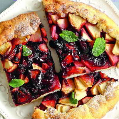 Пирог с яблоками и вареньем