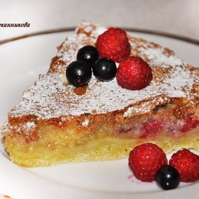 Пирог с ягодами и начинкой из миндаля