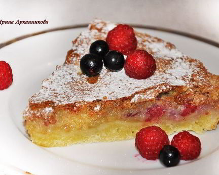 Пирог с ягодами и начинкой из миндаля