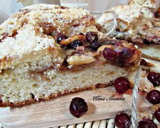 Сладкий пирог с яблоками и клюквой