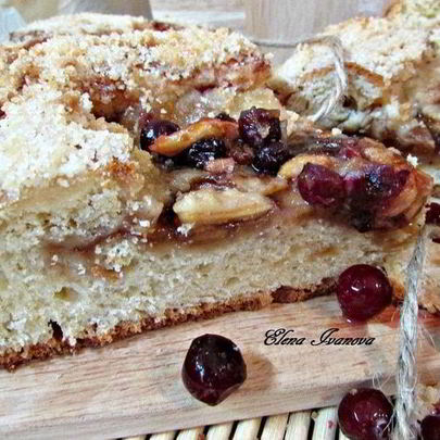 Сладкий пирог с яблоками и клюквой