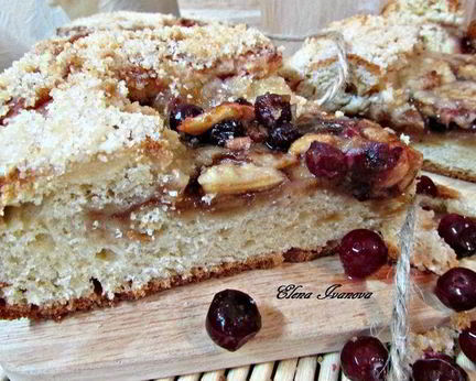 Сладкий пирог с яблоками и клюквой