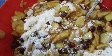 сладкий пирог с яблоками и клюквой