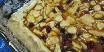 сладкий пирог с яблоками и клюквой