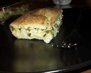 Заливной пирог с зеленым луком и яйцом