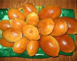 Дрожжевые пирожки с творогом в духовке