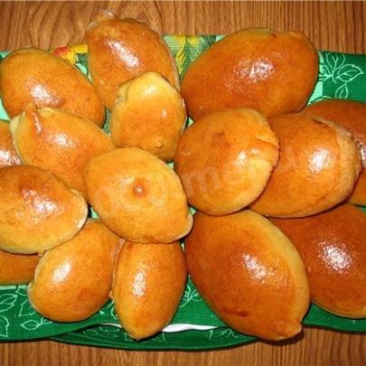 Дрожжевые пирожки с творогом в духовке