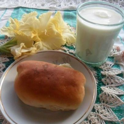 Дрожжевые пирожки с зеленым луком и яйцом в духовке