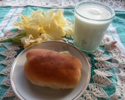 Дрожжевые пирожки с зеленым луком и яйцом в духовке