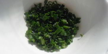 дрожжевые пирожки с зеленым луком и яйцом в духовке