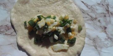 дрожжевые пирожки с зеленым луком и яйцом в духовке