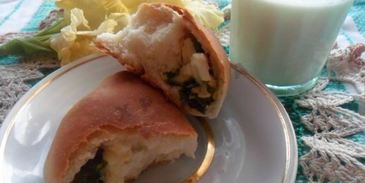 дрожжевые пирожки с зеленым луком и яйцом в духовке