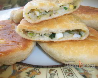 Пирожки из дрожжевого теста с яйцом, луком и рисом
