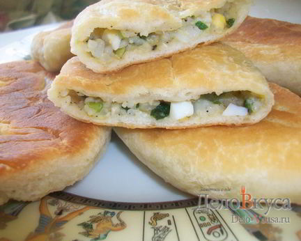Пирожки из дрожжевого теста с яйцом, луком и рисом