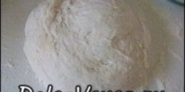 пирожки из дрожжевого теста с яйцом, луком и рисом