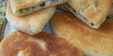 пирожки из дрожжевого теста с яйцом, луком и рисом