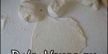 пирожки из дрожжевого теста с яйцом, луком и рисом