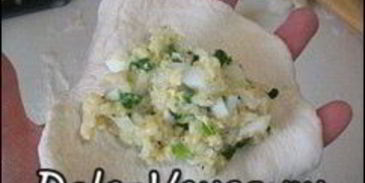 пирожки из дрожжевого теста с яйцом, луком и рисом