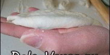 пирожки из дрожжевого теста с яйцом, луком и рисом