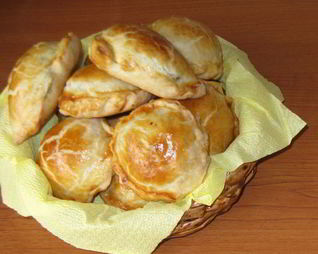 Пирожки из слоеного теста с мясом