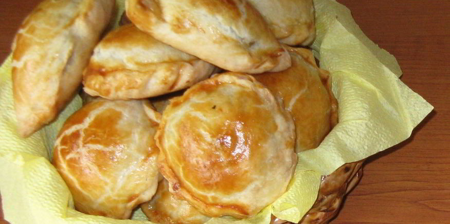 Рецепт пирожков из слоеного теста с мясом