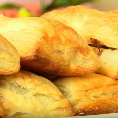 Пирожки из слоеного теста с печенью