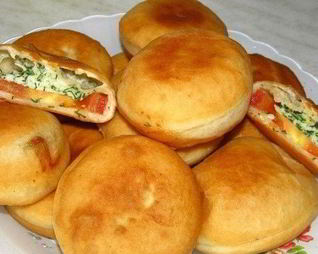 Пирожки с помидорами и брынзой