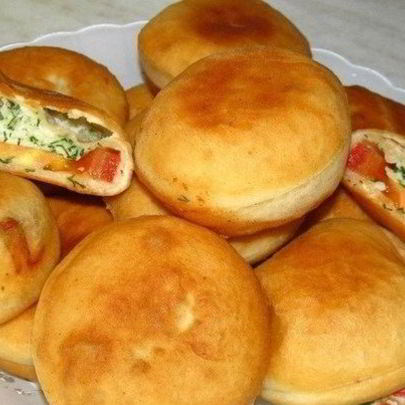 Пирожки с помидорами и брынзой