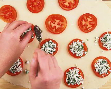 Пирожки с помидорами и сыром