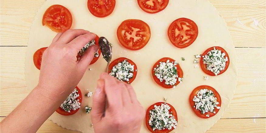 Рецепт пирожков с помидорами и сыром