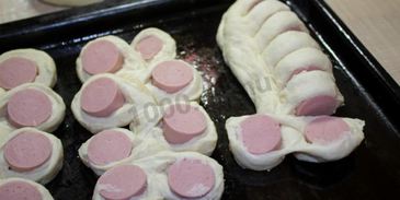 пирожки с сосиской в духовке гусеницы