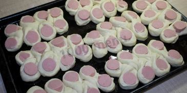 пирожки с сосиской в духовке гусеницы