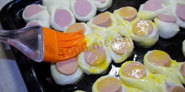 пирожки с сосиской в духовке гусеницы