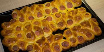 пирожки с сосиской в духовке гусеницы