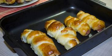 пирожки с сосиской в духовке гусеницы