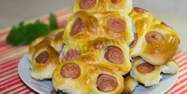 пирожки с сосиской в духовке гусеницы